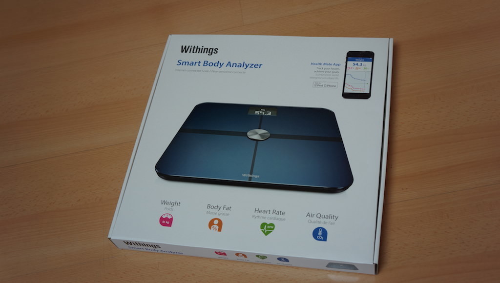 The box contains the scale, an unnecessary manual and four pads on which you can raise the scale and use it on a carpet, for example.