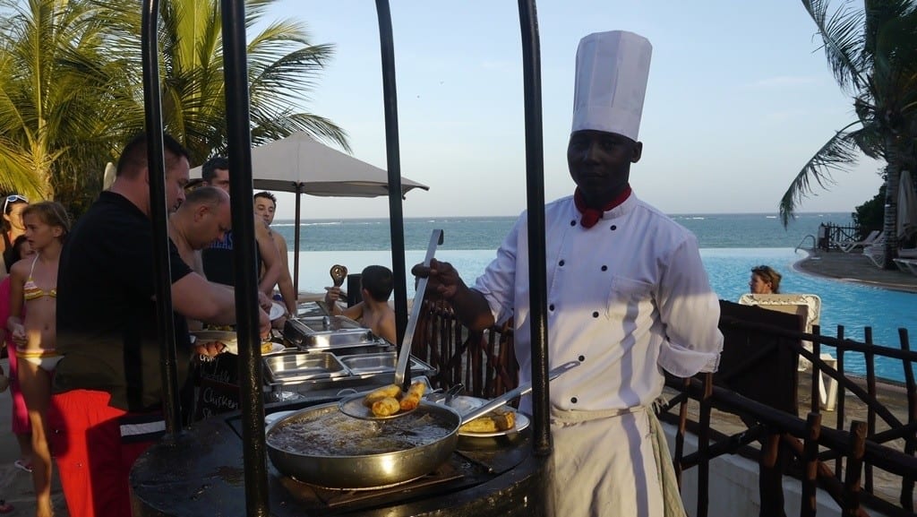 After tea time, the chefs go to the pool to prepare snacks. As if anybody could still be hungry!